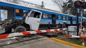 Una formación del tren Roca embistió a un camión en Quilmes: tres heridos leves