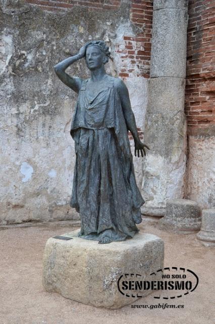 Estatua de Margarita Xirgu