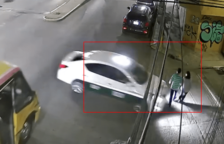(video) Taxista atropella a dos peatones al intentar rebasar un camión urbano en SGS