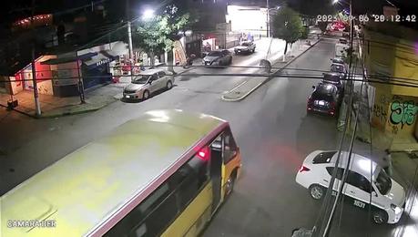 (video) Taxista atropella a dos peatones al intentar rebasar un camión urbano en SGS