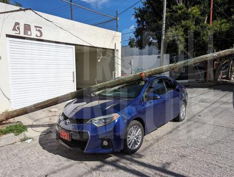 Caída de poste telefónico daña vehículo en la colonia Del Valle Cuarta Sección de San Luis Potosí