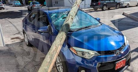 Caída de poste telefónico daña vehículo en la colonia Del Valle Cuarta Sección de San Luis Potosí