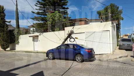 Caída de poste telefónico daña vehículo en la colonia Del Valle Cuarta Sección de San Luis Potosí