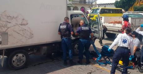 Accidente vehicular en Av. Universidad deja a hombre prensado