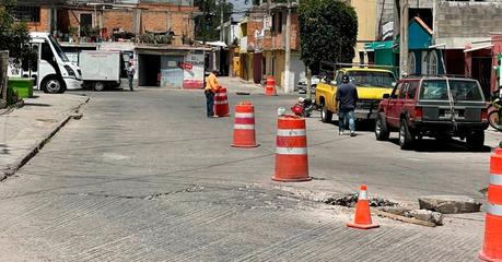 Interapas interviene en reparación de drenaje en calle Flor de Liz tras colapso
