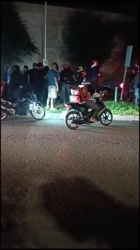 (vídeo)Repartidores en Plaza Sendero agreden brutalmente a conductor