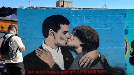 El artista urbano TVBoy sorprende con un mural en Barcelona donde Sánchez besa a Puigdemont