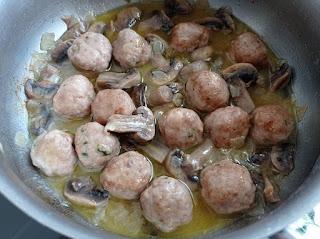 Albóndigas de pollo con sepia y setas en salsa de cerveza