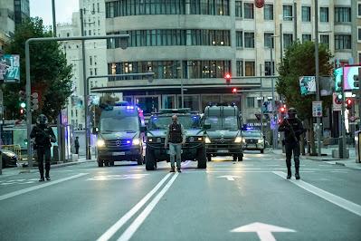 Todos los nombres de Dios; Boom fin, al lío