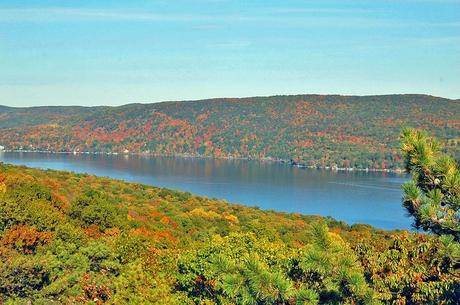 16 mejores lagos en Nueva York Greenwood Lake con colores otoñales