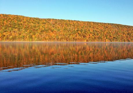 16 mejores lagos en Nueva York Colores de otoño en el lago Canadice