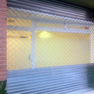 Instalación Persianas de Varilla para Local