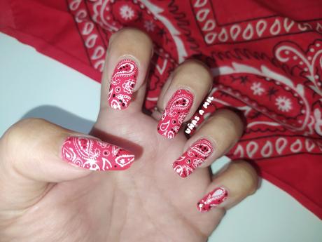 Diseño de uñas pañuelo – Estampado bandana en rojo y blanco