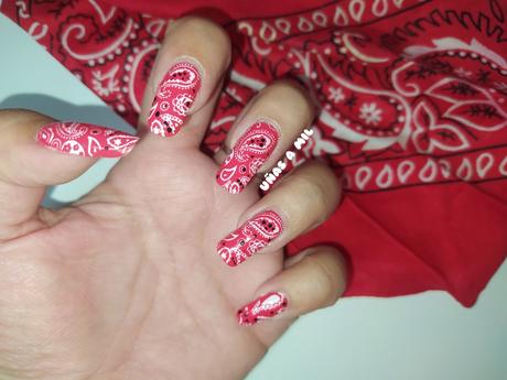 Diseño de uñas pañuelo – Estampado bandana en rojo y blanco