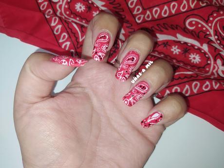 Diseño de uñas pañuelo – Estampado bandana en rojo y blanco