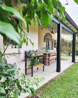 Toques de negro en la galería: postigo y mesita suculenta Toques de negro en la galería: postigo y mesita suculenta