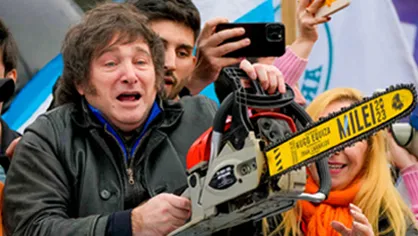 TIEMBLA LA CASTA ARGENTINA: MILEI LEVANTA UNA MOTOSIERRA EN UN MITIN EN BUENOS AIRES