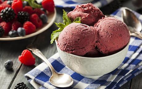 Helado casero de frutos rojos