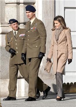 Los Príncipes de Asturias presiden el relevo de la Guardia Real. El look de Dña. Letizia