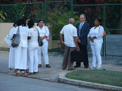 Y fue un desayuno de mercenarios con sus amos yanquis de la SINA [+ fotos]
