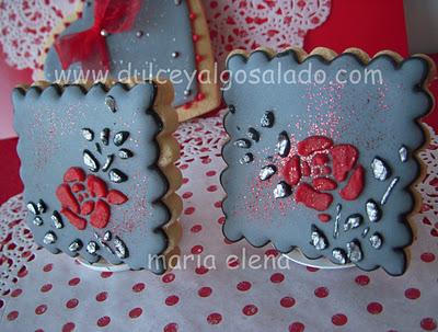 Galletas decoradas...gris,rojo y plata!!