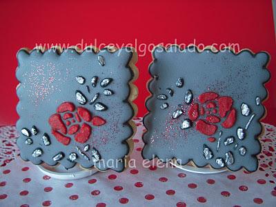 Galletas decoradas...gris,rojo y plata!!