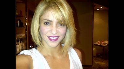 Shakira estrena nuevo look a través de su Twitter