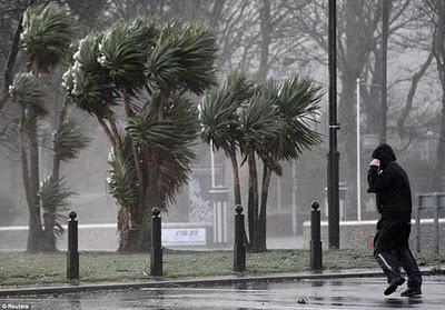 La peor tormenta desde hace 15 años azota el norte de Gran Bretaña (Galería de Imágenes)