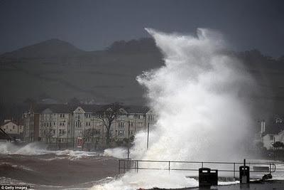La peor tormenta desde hace 15 años azota el norte de Gran Bretaña (Galería de Imágenes)