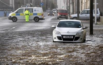 La peor tormenta desde hace 15 años azota el norte de Gran Bretaña (Galería de Imágenes)