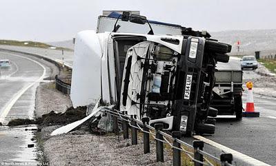 La peor tormenta desde hace 15 años azota el norte de Gran Bretaña (Galería de Imágenes)