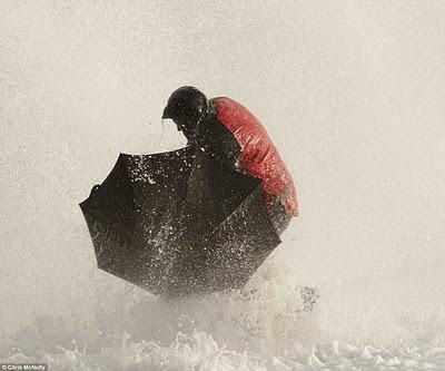 La peor tormenta desde hace 15 años azota el norte de Gran Bretaña (Galería de Imágenes)