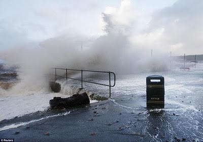 La peor tormenta desde hace 15 años azota el norte de Gran Bretaña (Galería de Imágenes)