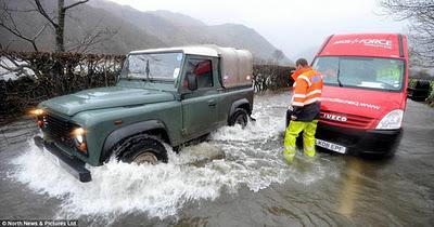 La peor tormenta desde hace 15 años azota el norte de Gran Bretaña (Galería de Imágenes)