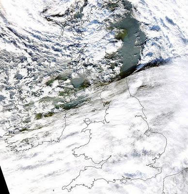 La peor tormenta desde hace 15 años azota el norte de Gran Bretaña (Galería de Imágenes)