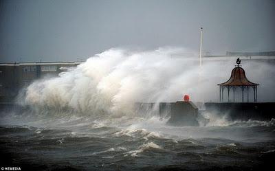 La peor tormenta desde hace 15 años azota el norte de Gran Bretaña (Galería de Imágenes)