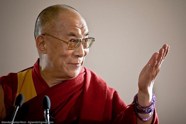 La paz no se consigue a través de los rezos, dalai lama, rezar no sirve
