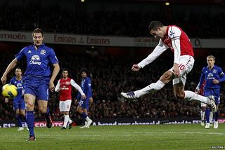 Arsenal gana a Everton con golazo de Van Persie a pase de Song