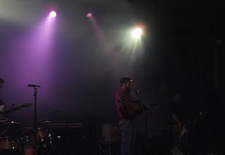 ELADIO Y LOS SERES QUERIDOS MUESTRAN SU LADO MÁS CONTUNDENTE EN EL CONCIERTO DE LA SALA LA RIVIERA DE MADRID.