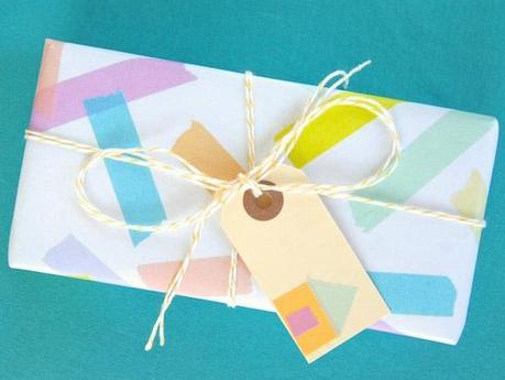 Envolver regalos y decorarlos con washi tape