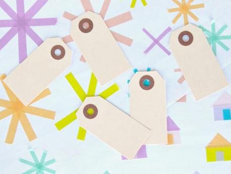 Envolver regalos y decorarlos con washi tape