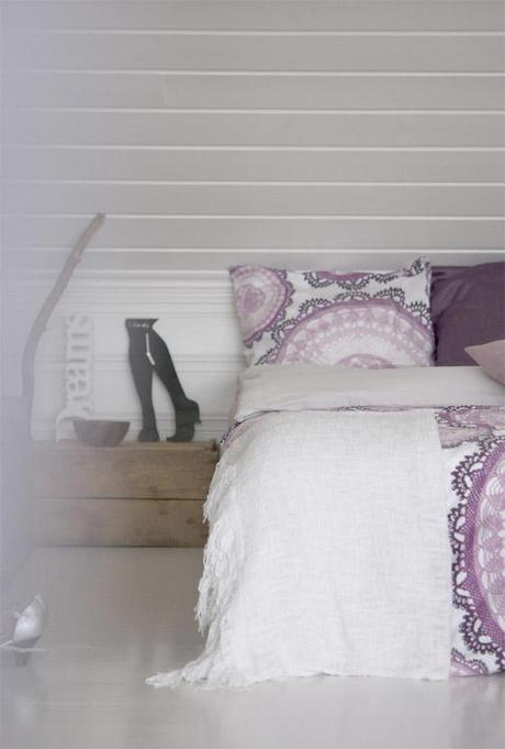 Dormitorio Blanco, Gris y Púrpura