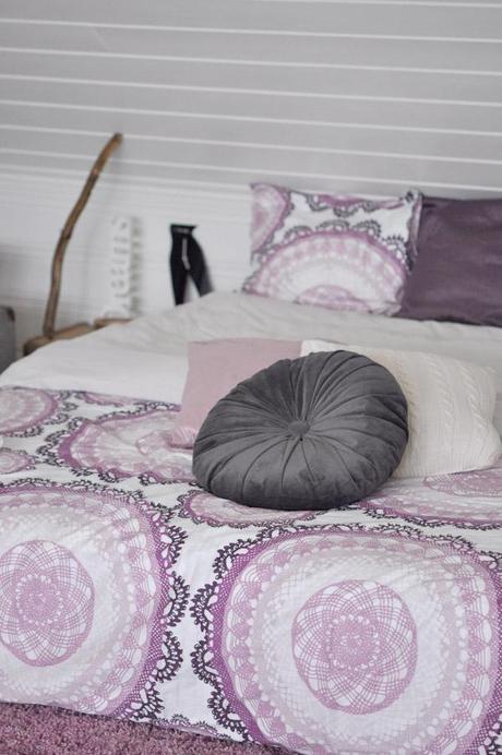 Dormitorio Blanco, Gris y Púrpura