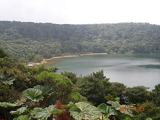 APERITIVO DE FRIJOLES MOLIDOS  Y EL VOLCÁN POÁS.