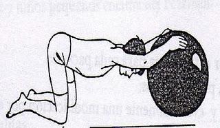 Estiramiento de espalda con pelota suiza