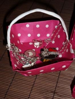 Cómo hacer unas cestitas con bolsas de papel