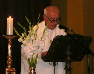 PADRE ARMANDO NIETO PRESIDE CELEBRACIÓN PARA PREPARAR LA NAVIDAD EN EL INSTITUTO RIVA AGÜERO. Resaltó coincidencia de dificultades de Guadalupe y Señor de los Milagros y grandeza de la fe en Perú y México.