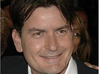 Charlie Sheen «tuitea» por  su número de teléfono por error