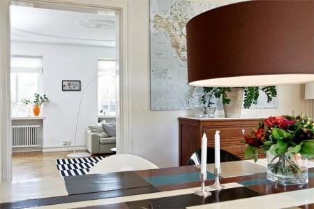 suelo de madera de roble espigado sofá de esquina silla barcelona rosetones en el techo papel de pared muebles de diseño lámpara diseño arco estilo sueco estilo nórdico estilo mid century modern estilo escandinavo detalles originales decoración decoración de interiores arcos divisorios decoración 