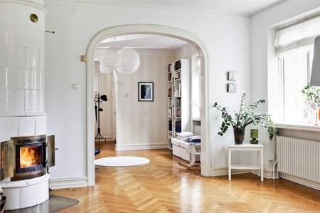 suelo de madera de roble espigado sofá de esquina silla barcelona rosetones en el techo papel de pared muebles de diseño lámpara diseño arco estilo sueco estilo nórdico estilo mid century modern estilo escandinavo detalles originales decoración decoración de interiores arcos divisorios decoración 